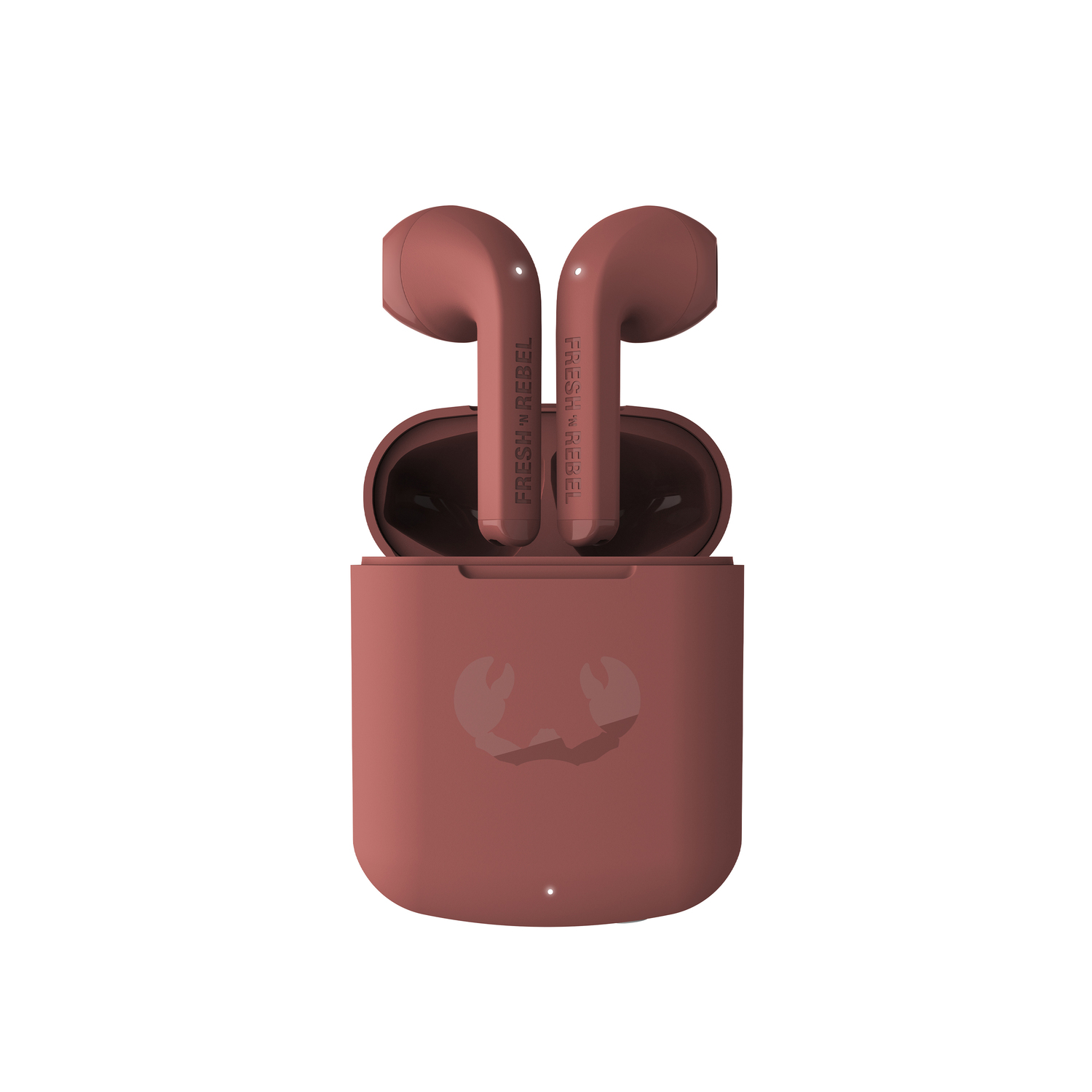 Écouteurs et étui. Écouteurs corail dans un étui corail avec un logo de crabe. Fond blanc.