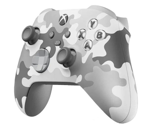 Biało-szary kontroler Xbox w kamuflażu. Przyciski są widoczne.