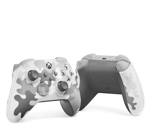 Dwa kontrolery Xbox. Biały i szary kamuflaż, białe tło.