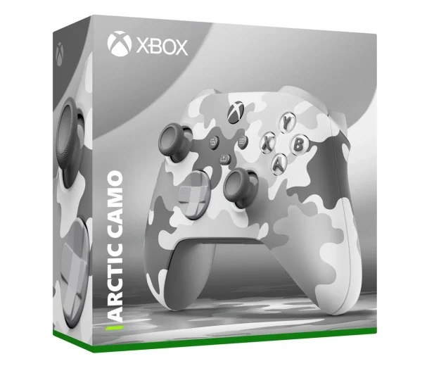 Kontroler Xbox w kamuflażu z pudełkiem.