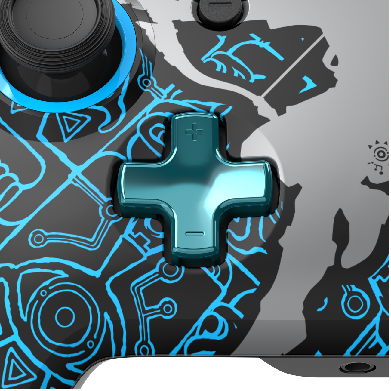 Nahaufnahme eines schwarz-blauen Gamecontrollers mit blauem kreuzförmigen Knopf.