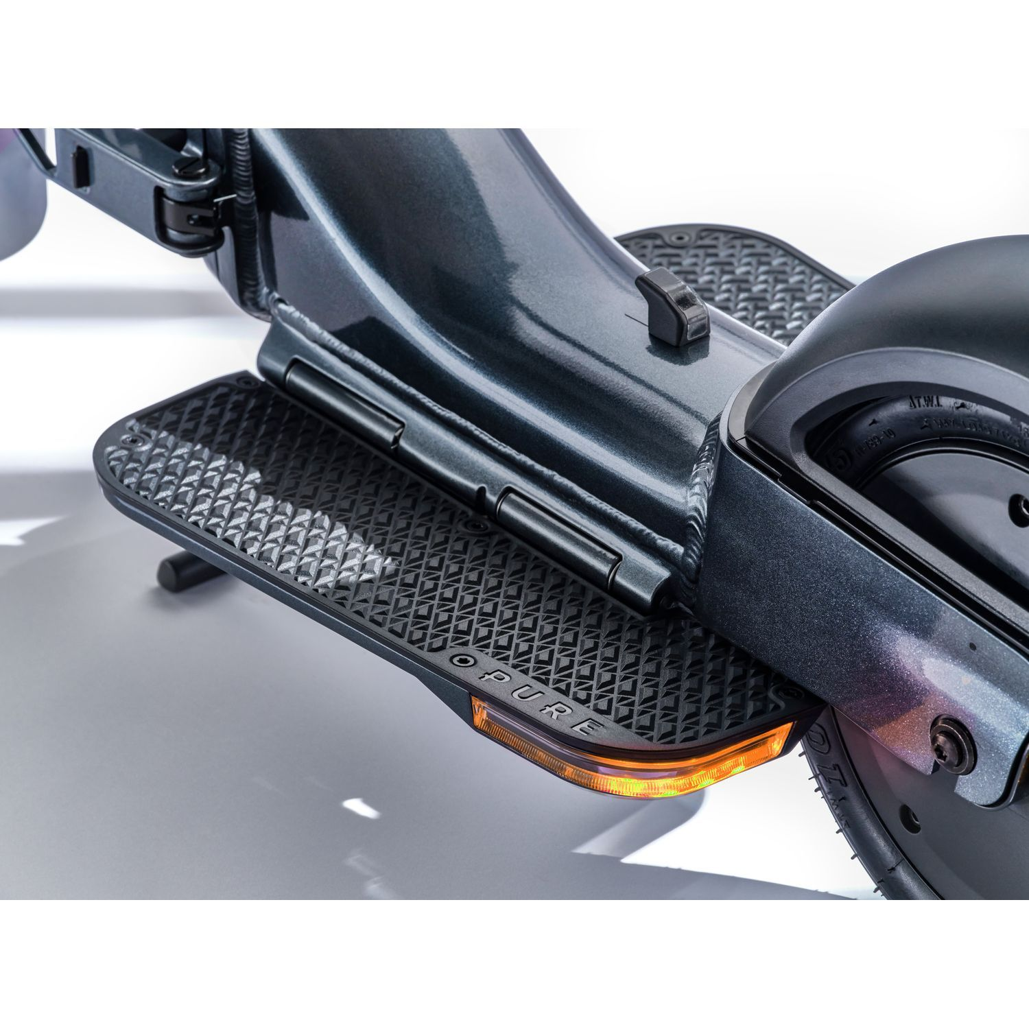 Trottinette électrique, détail du repose-pieds, avec lumière orange et poignée noire.