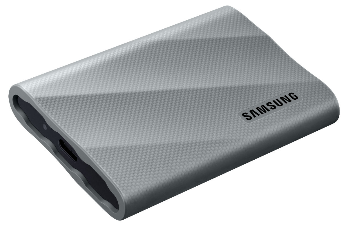 Srebrny, teksturowany zewnętrzny dysk twardy z logo Samsung na białym tle.