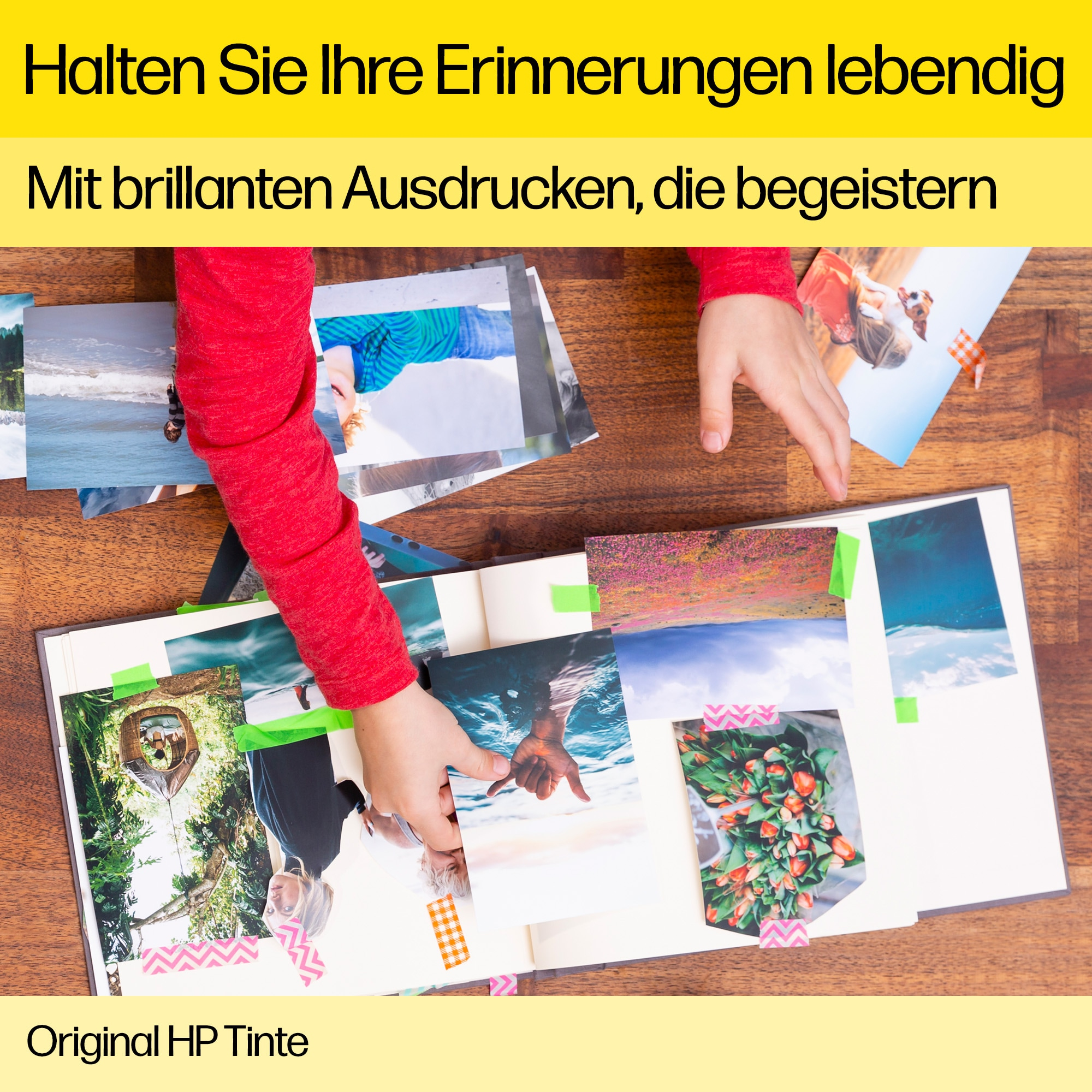Person ordnet Fotos in einem Scrapbook mit Text über Erinnerungen an.