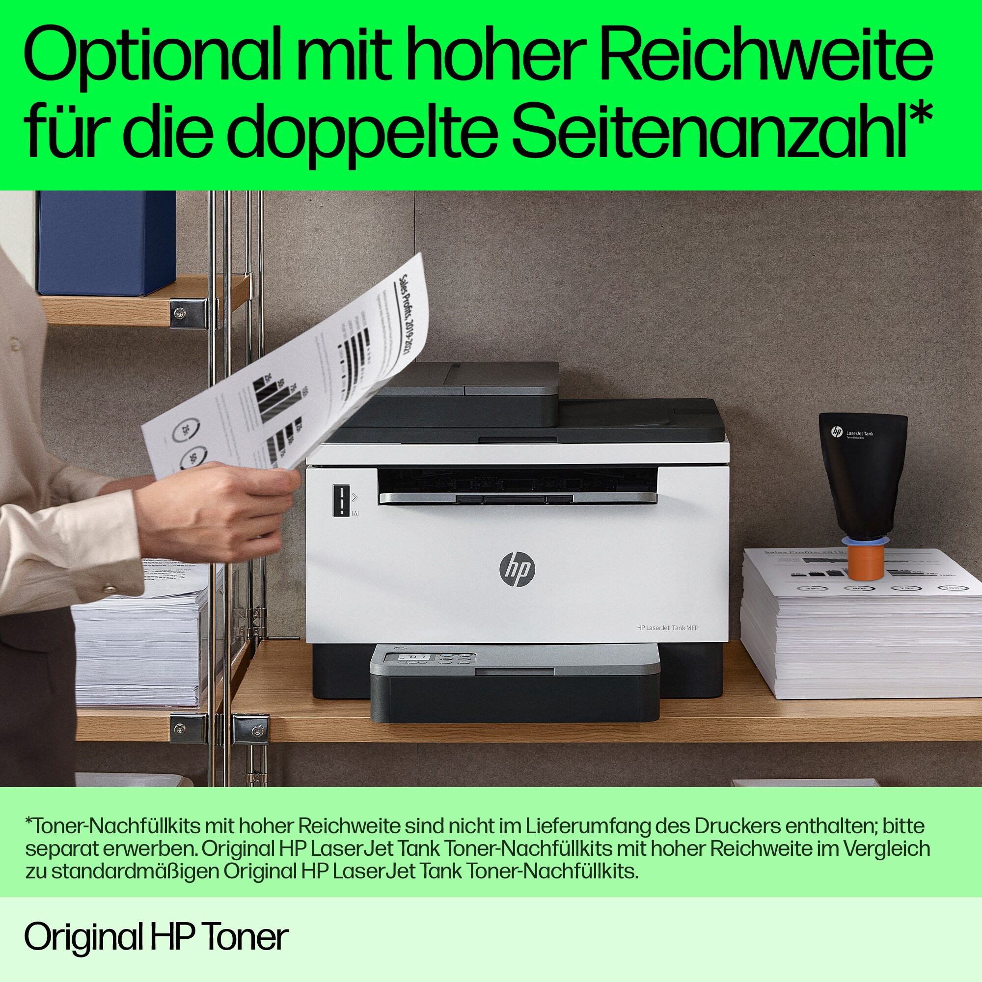 Drucker mit Papierstapel und Person mit Dokument. Text über Toner.