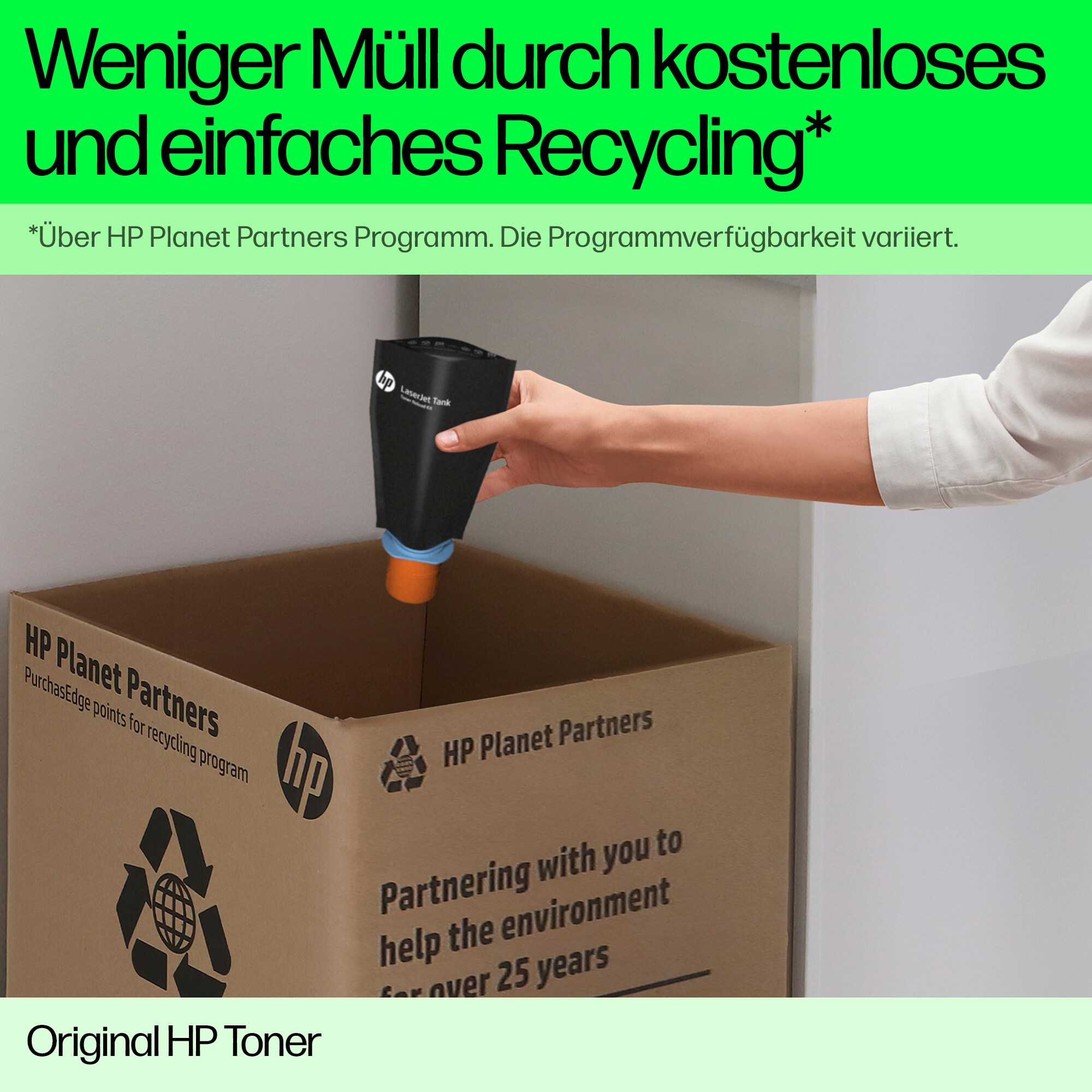 Person wirft Tonerkartusche in Recyclingbehälter. Recycling-Nachricht auf der Box sichtbar.