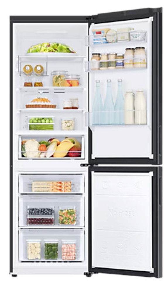 Otwarta czarna lodówka. Lodówka jest pełna jedzenia i napojów. Zamrażarka znajduje się na dole.