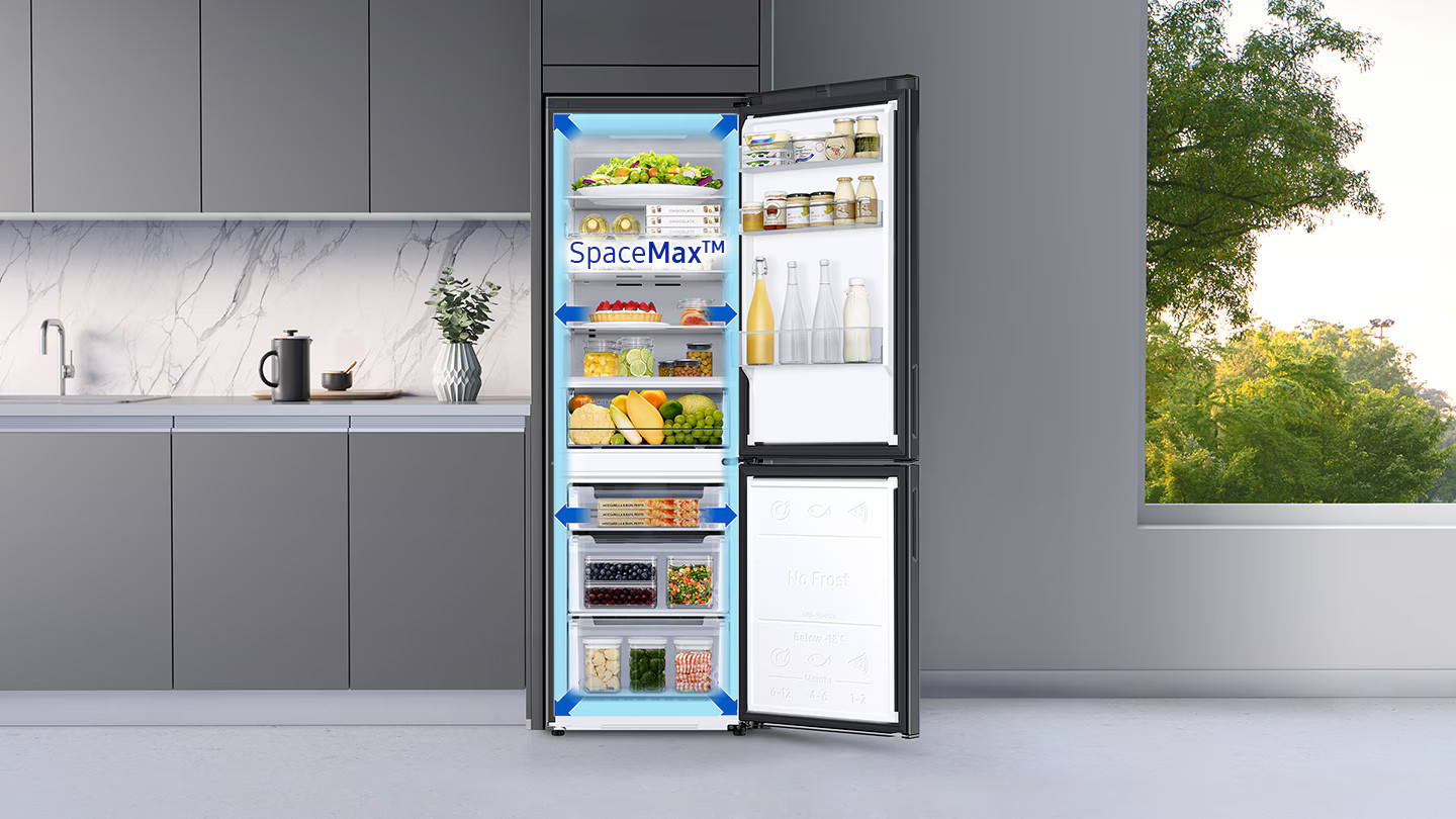 Otwarta czarna lodówka Samsung z różnymi produktami spożywczymi. Białe ściany i okno w tle.