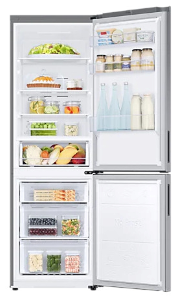 Otwarta lodówka wypełniona produktami spożywczymi na półkach.