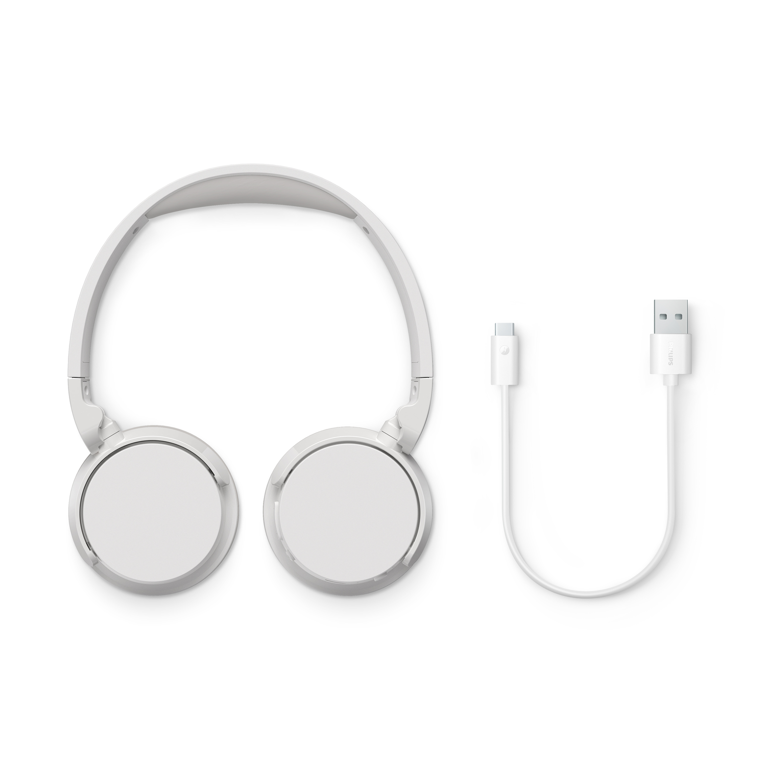 Witte koptelefoon en een witte USB-C-kabel op een witte achtergrond. De kabel heeft een U-vorm.