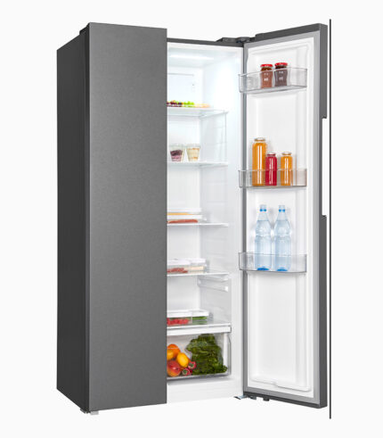 Offener grauer Kühlschrank mit Regalen. Gefüllt mit Essen und Getränken.