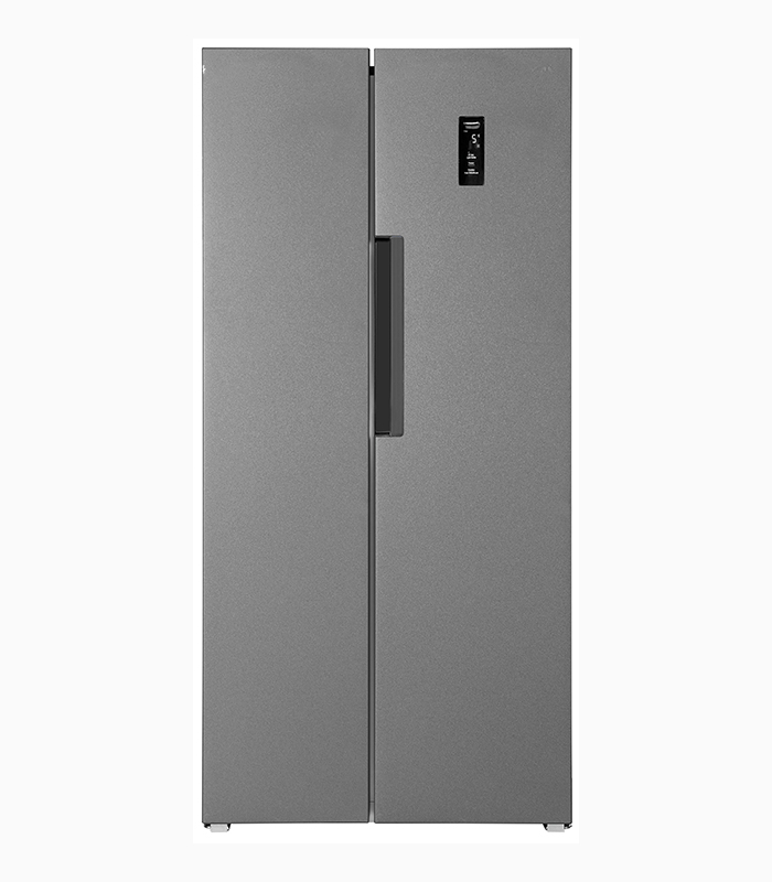Moderner, grauer Side-by-Side-Kühlschrank mit Digitalanzeige an der Tür.