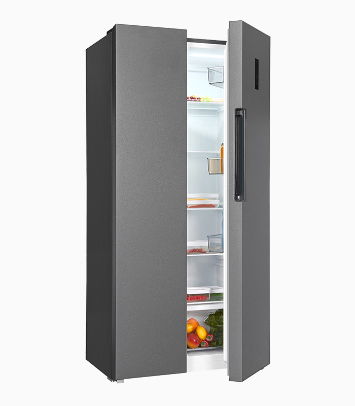 Ein grauer Kühlschrank mit offenen Türen, die Regale mit Lebensmitteln und Getränken zeigen. Der Kühlschrank steht.
