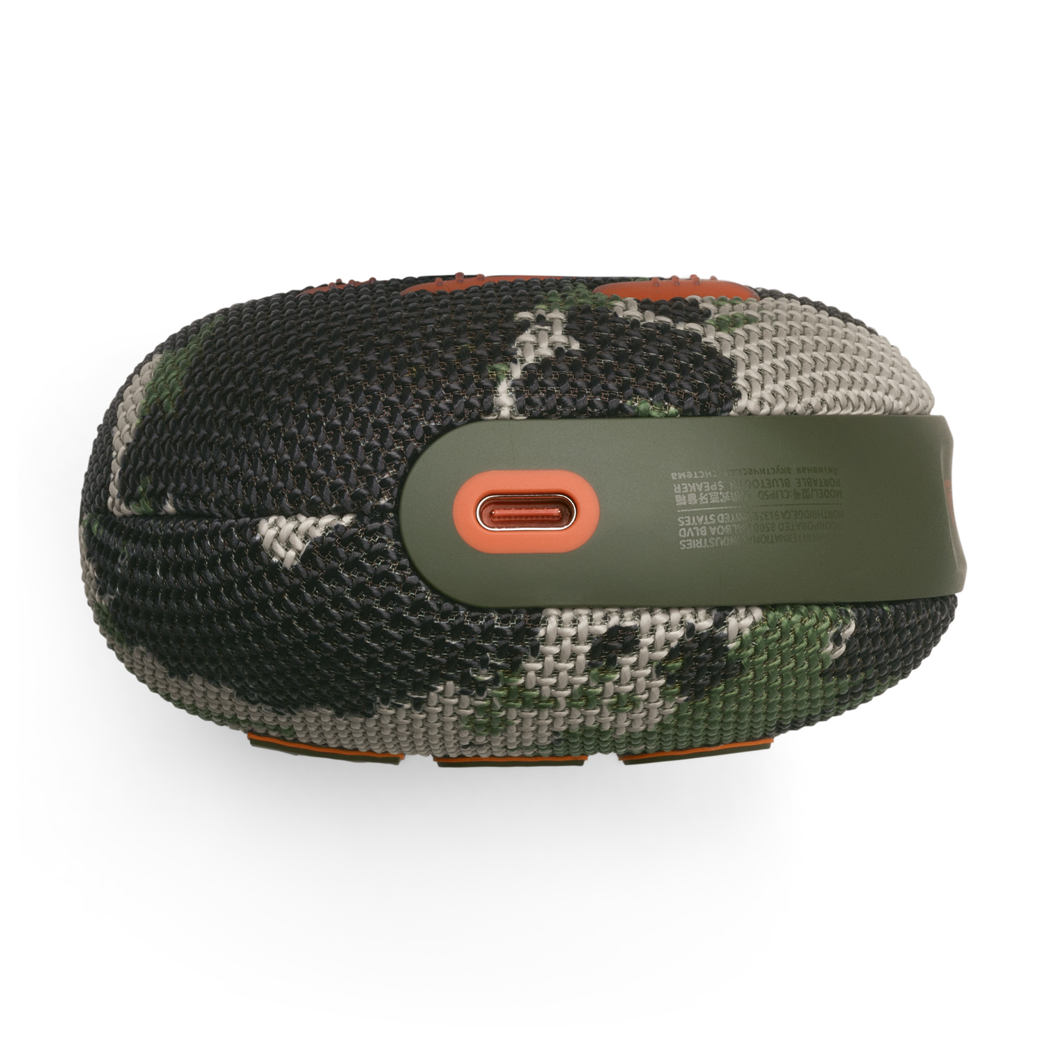Een gecamoufleerde JBL-luidspreker, met een oranje USB-C-poort. Het staat op een witte achtergrond.