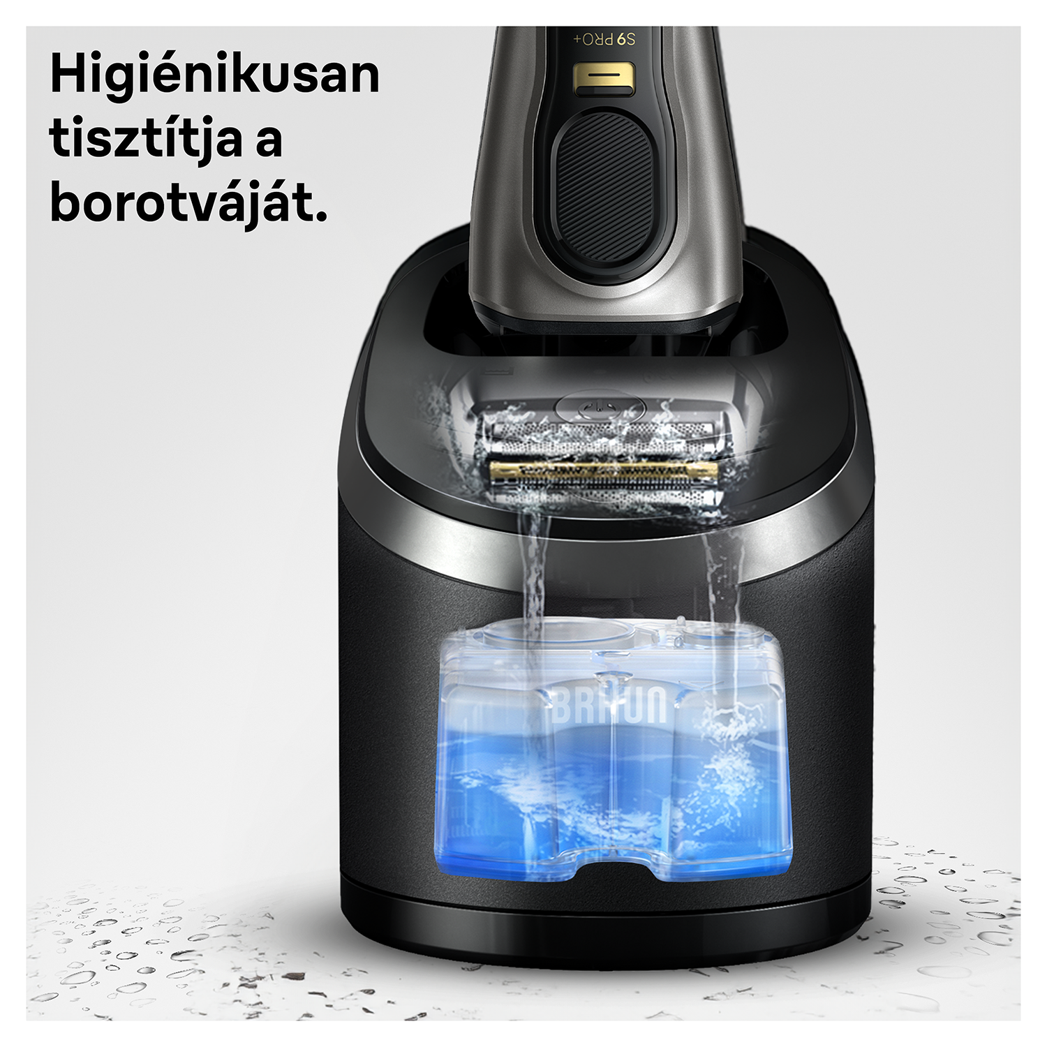 Egy borotva a tisztítóállomásában, kék tisztítóoldattal.