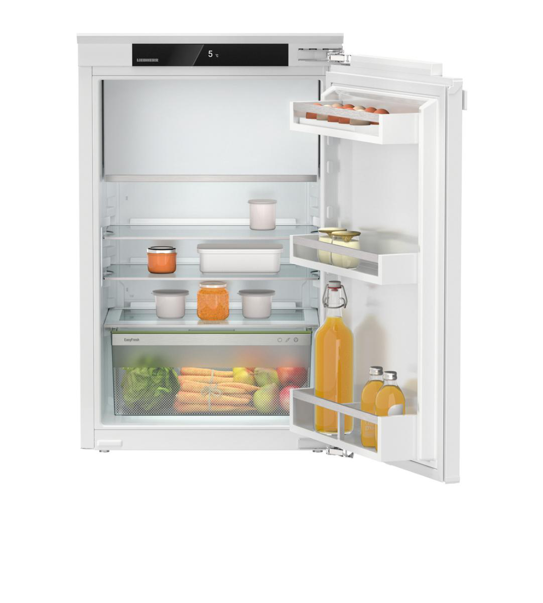 Offener weißer Liebherr-Kühlschrank mit verschiedenen Lebensmitteln in den Regalen.
