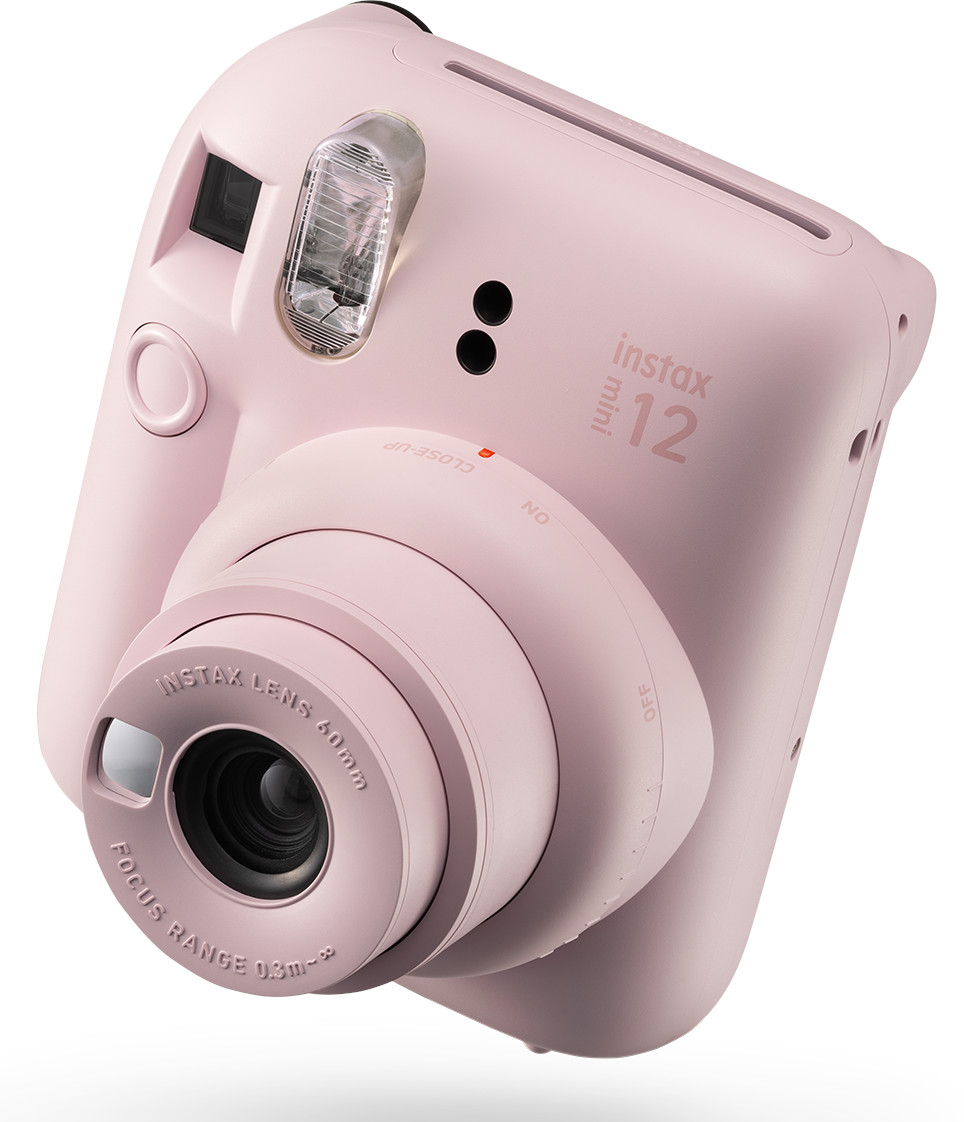 Różowy aparat Instax Mini 12 z obiektywem i przyciskami.