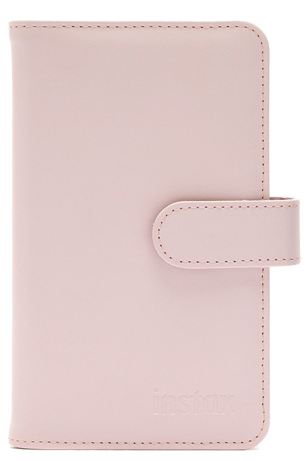 Różowe skórzane etui na telefon z zapięciem na guzik. Marka instax wytłoczona z przodu.