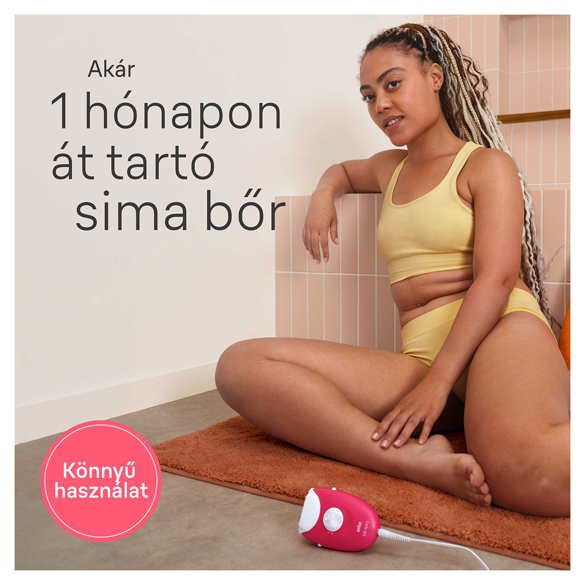 Sárga ruhás nő ül. Rózsaszín epilátor a padlón. Szöveg: Sima bőr akár 1 hónapig.