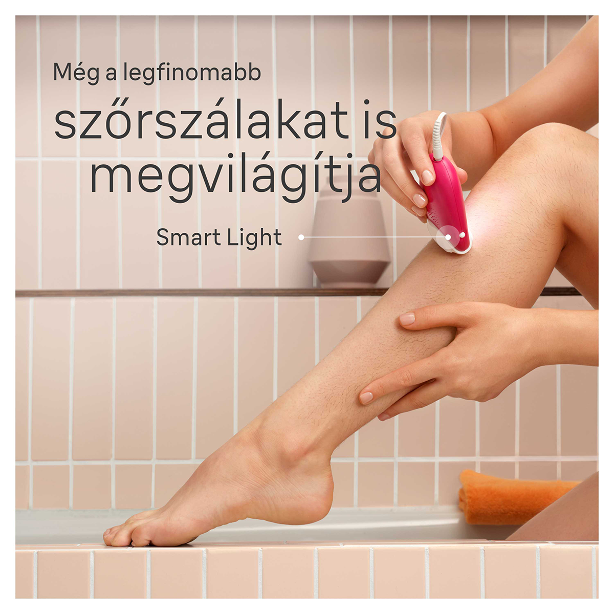Személy borotválja a lábát rózsaszín epilátorral. Magyar szöveg. Világos bőr, rózsaszín háttér.