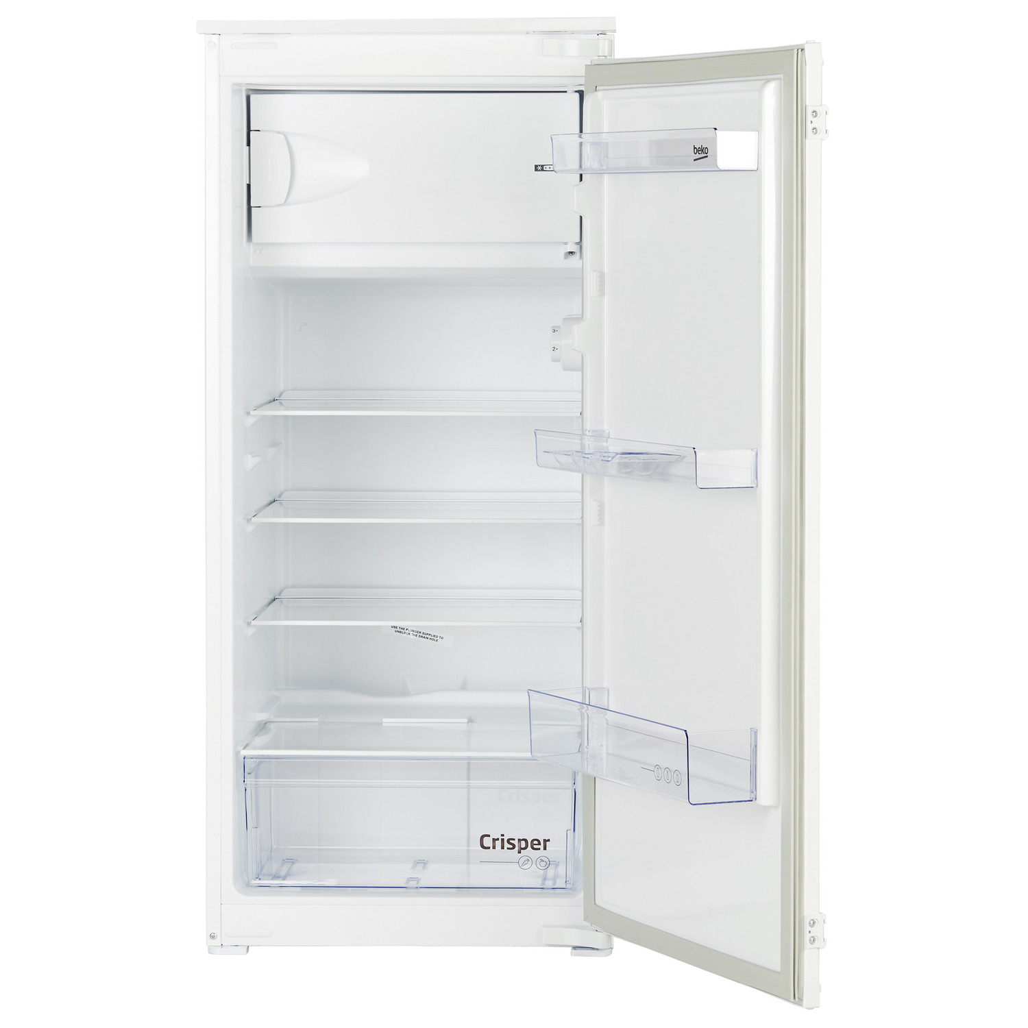 Een open witte koelkast met planken en laden. De deur staat open, de binnenkant is zichtbaar.