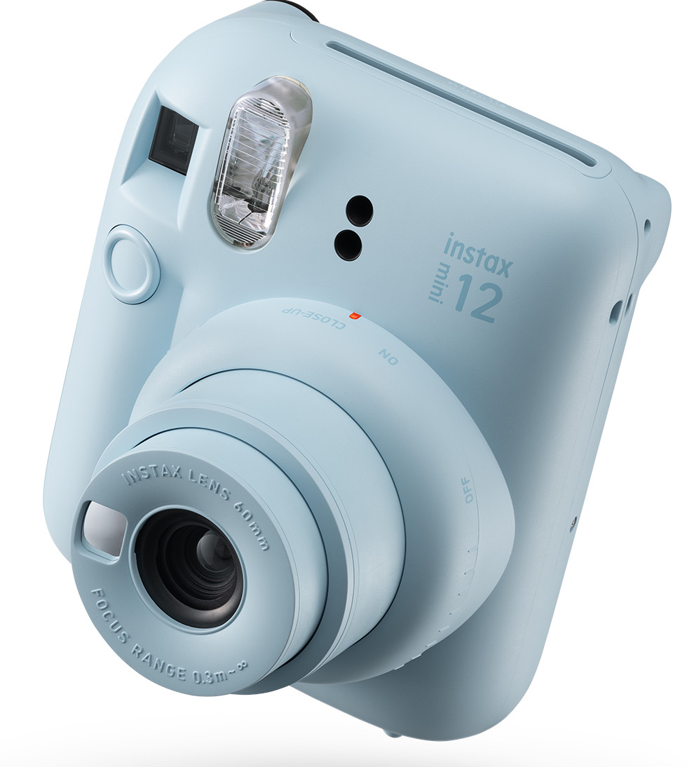 Jasnoniebieski aparat Instax mini 12. Posiada obiektyw i lampę błyskową. Aparat jest na białym tle.