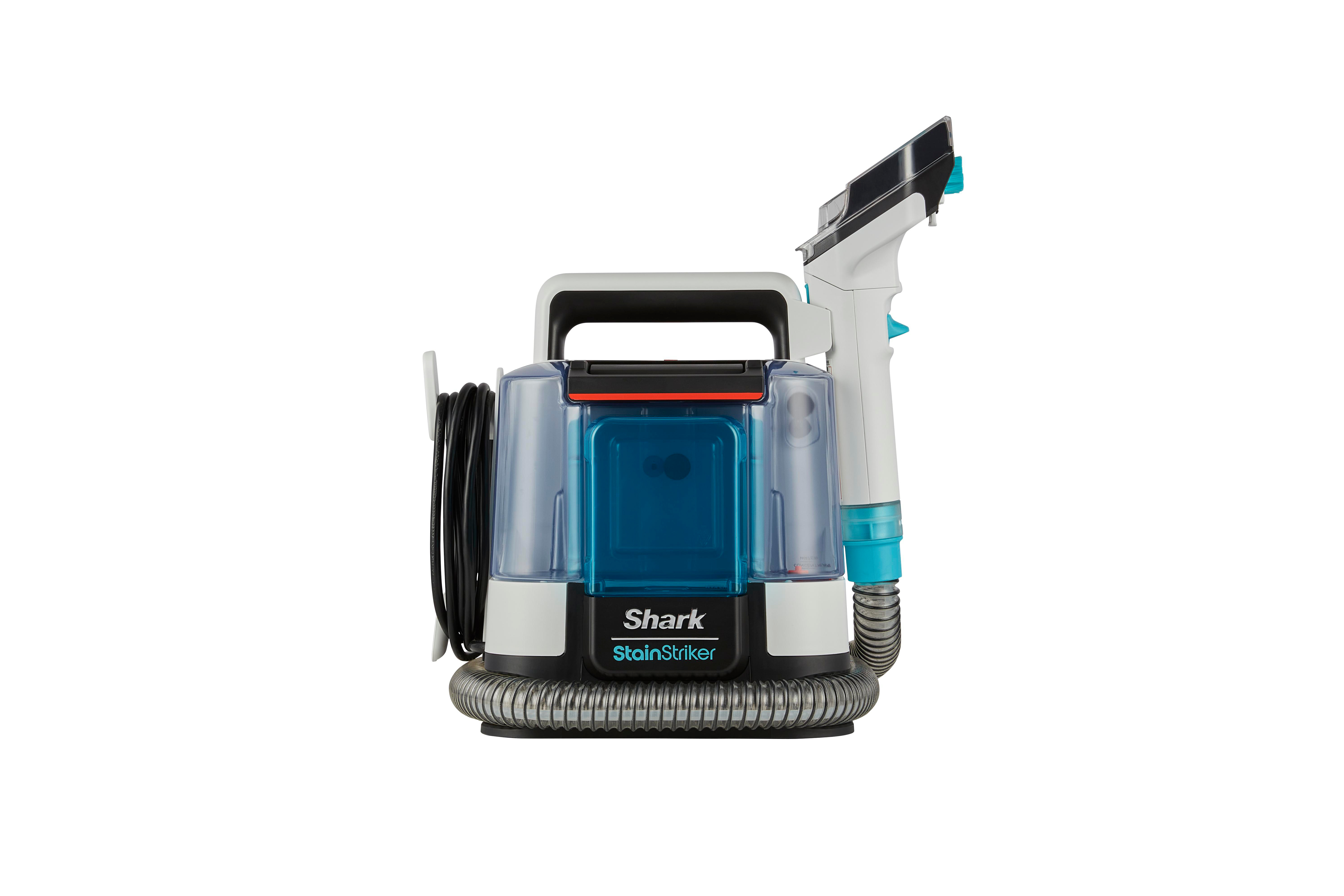 Shark StainStriker Teppichreiniger, weiß, schwarz und blau. Schlauch und Griff befestigt. Der Griff ist blau und weiß.