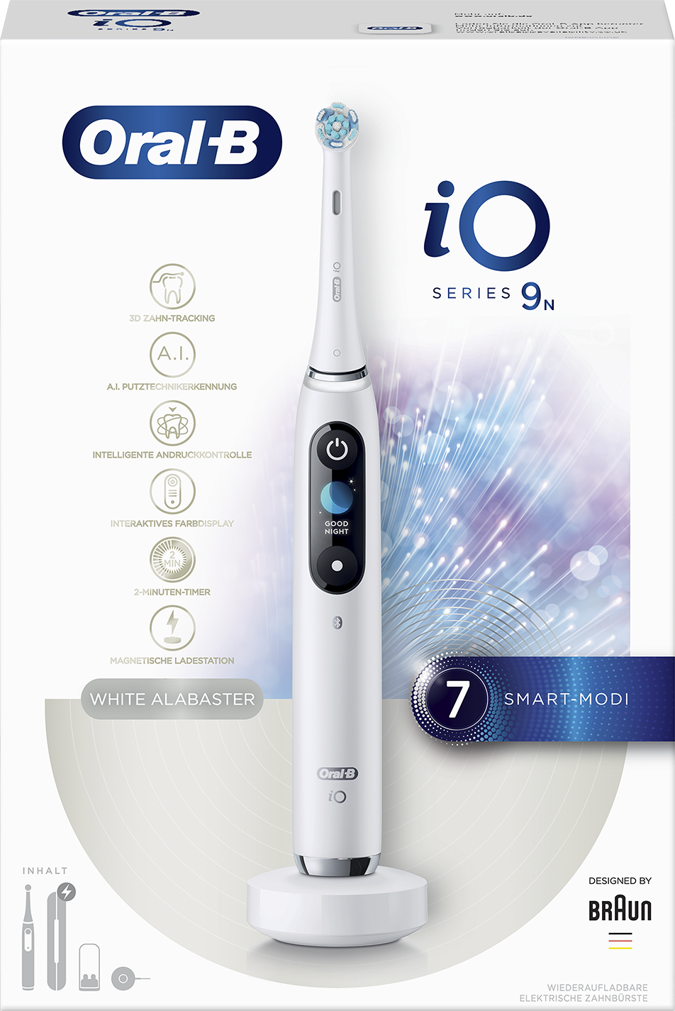 Fehér Oral-B elektromos fogkefe, a csomagolás a fogkefét és a funkciókat mutatja. Fehér háttér.