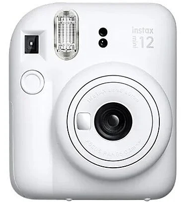 Biały aparat Instax Mini 12, widok z przodu. Widoczna lampa błyskowa, obiektyw i przyciski.