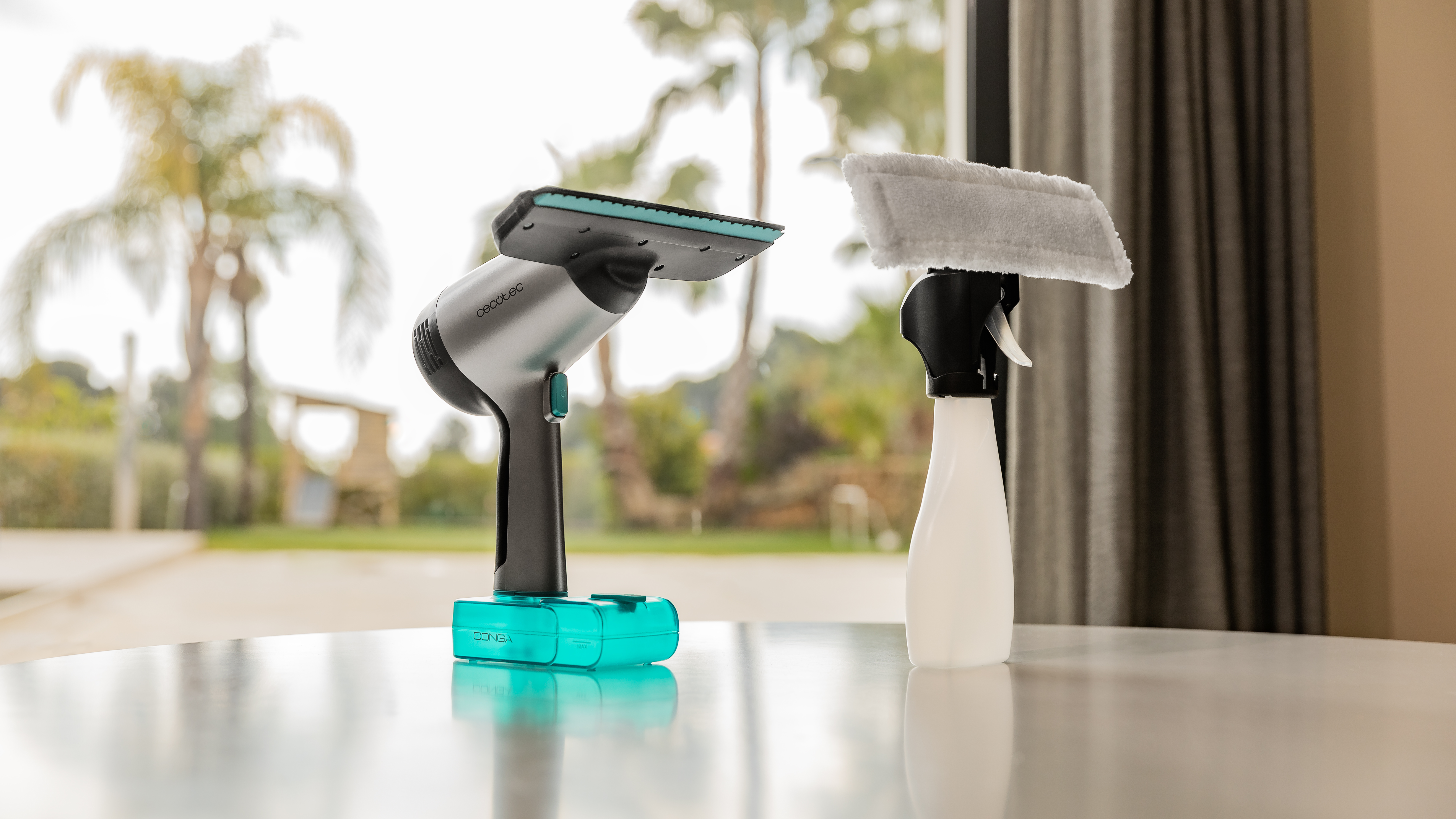 Un limpiador de ventanas con botella de spray, herramienta de limpieza y ventana en el fondo.