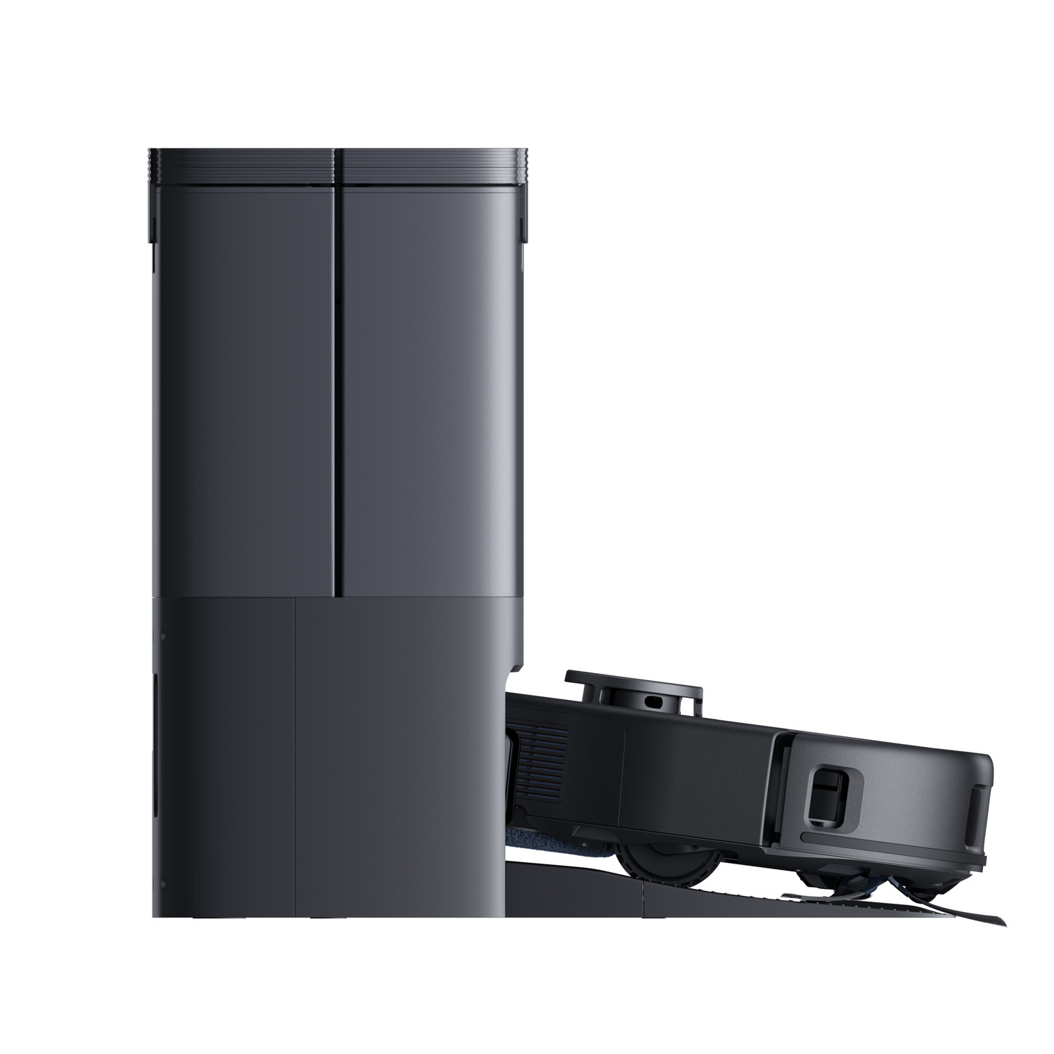 Un aspirateur robot gris foncé avec une station de charge. L'aspirateur est sur une rampe.