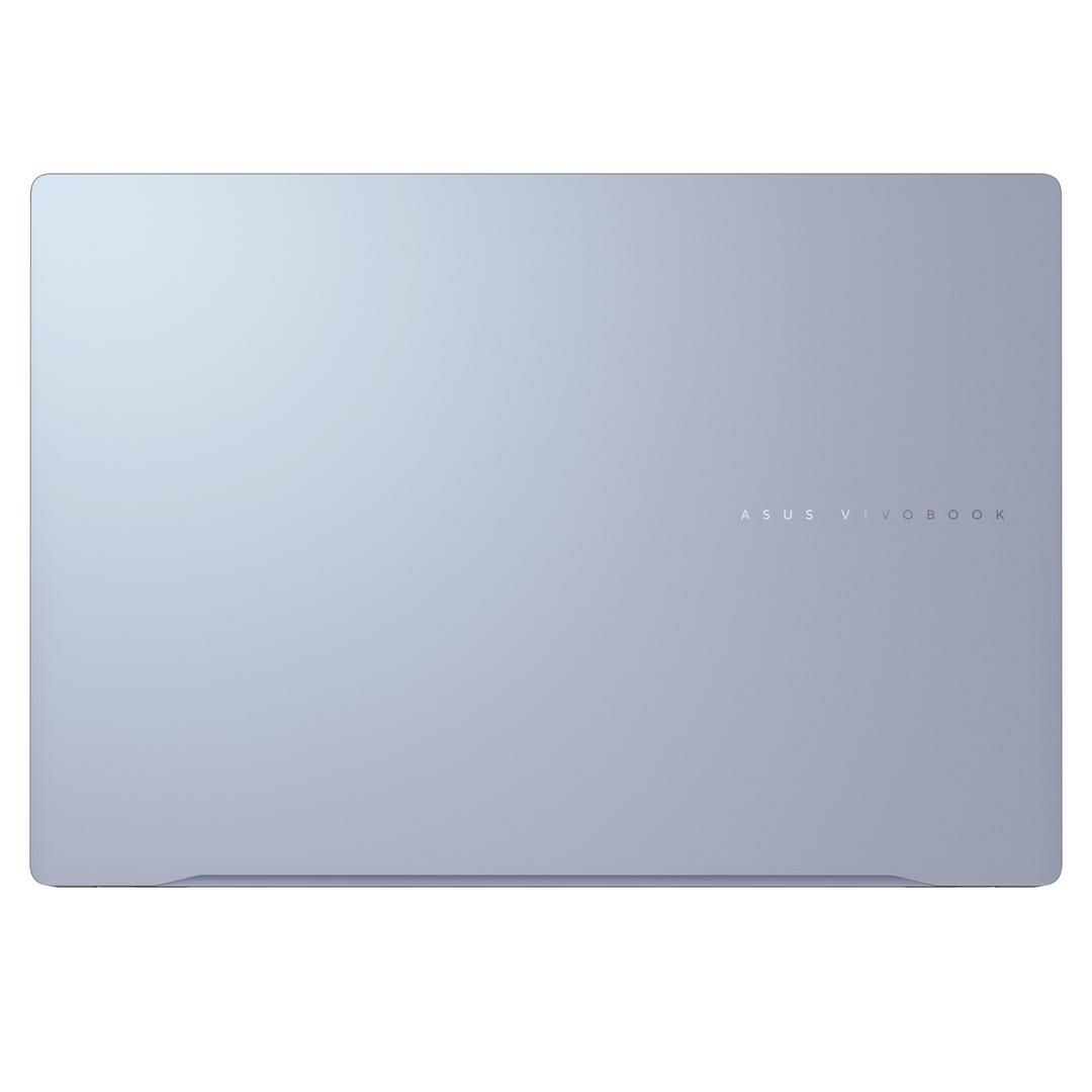 La parte trasera de una laptop azul claro con el logo ASUS Vivobook se ve desde arriba.