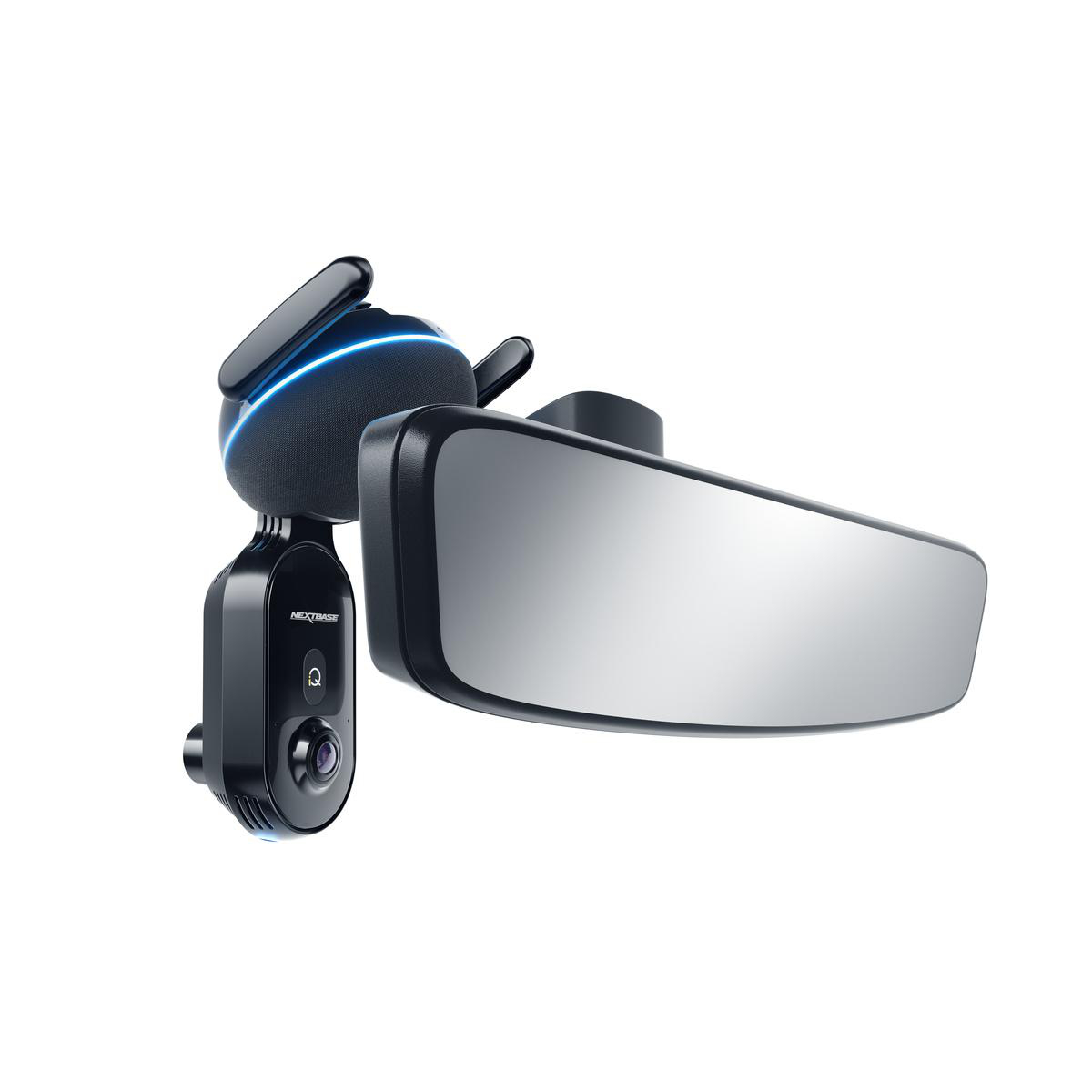 Auto-Dashcam-Setup. Dashcam, Telefonhalterung und Rückspiegel. Schwarz und Silber, auf weißem Hintergrund.