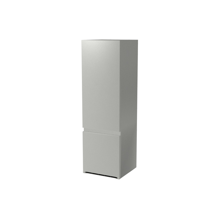 Un refrigerador alto y gris con congelador inferior. El fondo es blanco.