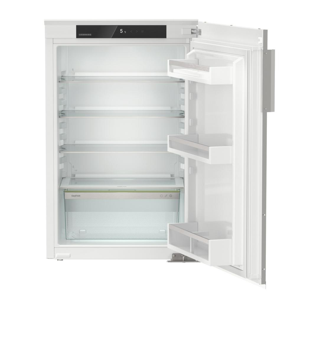 Weißer Kühlschrank mit offener Tür, zeigt Regale, Schubladen und Temperaturanzeige.