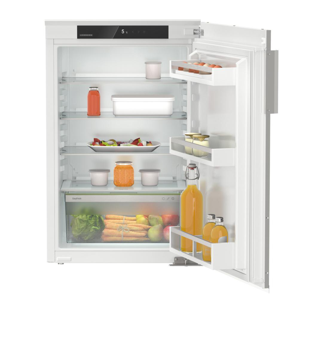 Offener weißer Kühlschrank mit Essen darin. Regale mit Gläsern, Flaschen und frischen Produkten.