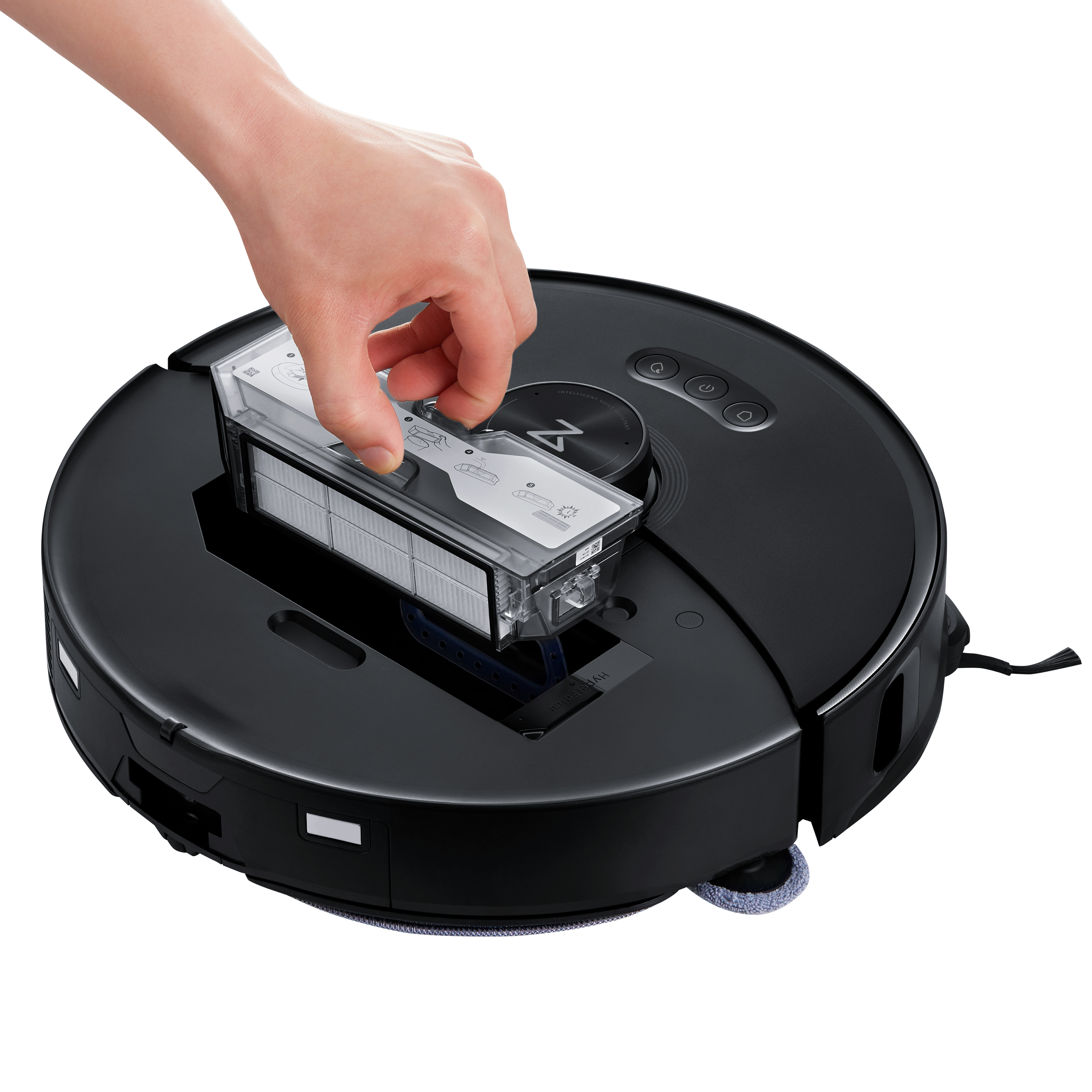 Eine Hand entfernt einen Filter von einem schwarzen Roboter-Staubsauger.