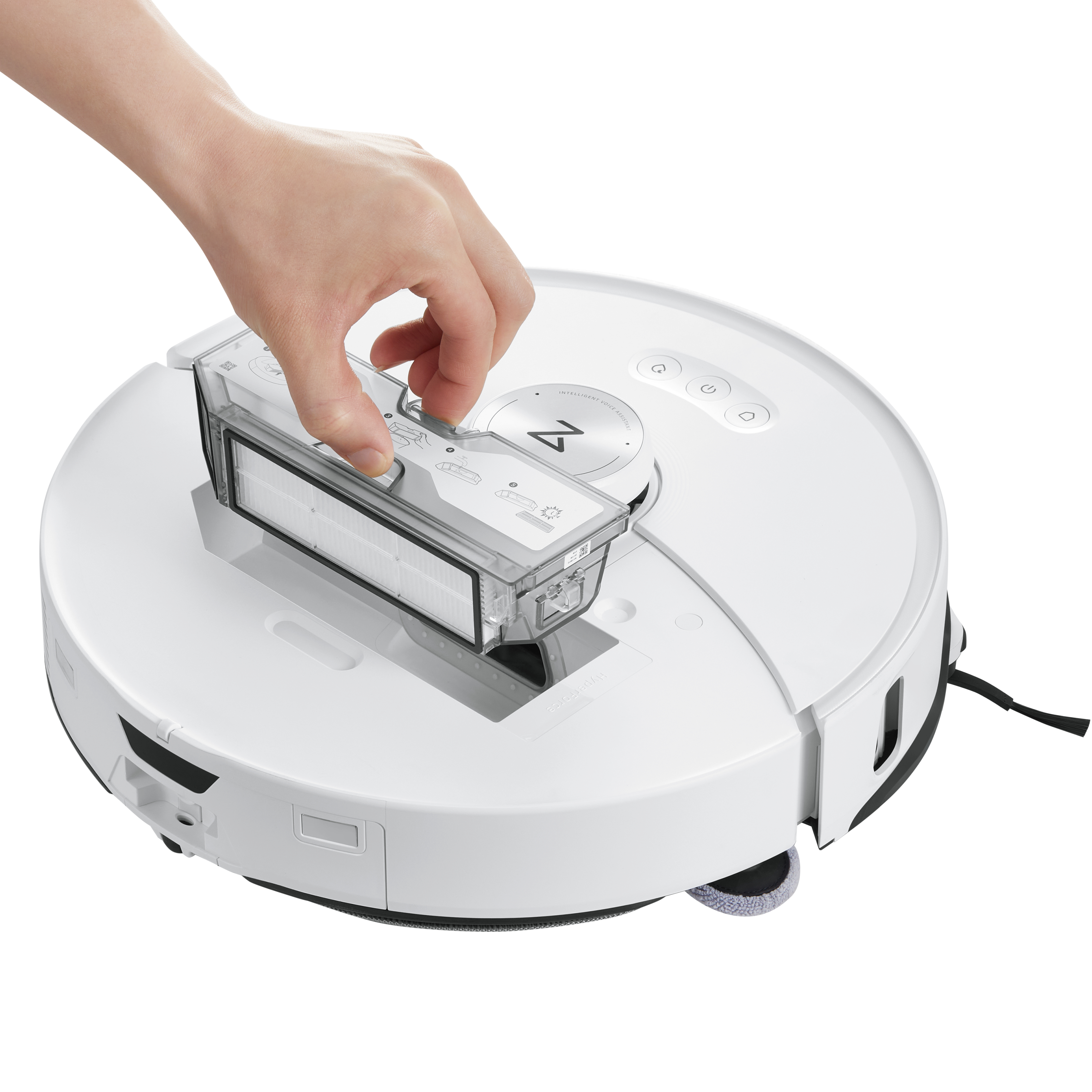 Ein weißer Roboter-Staubsauger, mit einer Hand, die einen Filter von der Oberseite entfernt. Auf weißem Untergrund.
