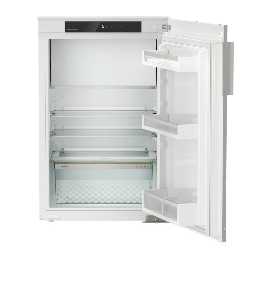 Weißer Kühlschrank mit offener Tür, zeigt Regale und Schubladen. Grauer Innenraum. Weißer Hintergrund.