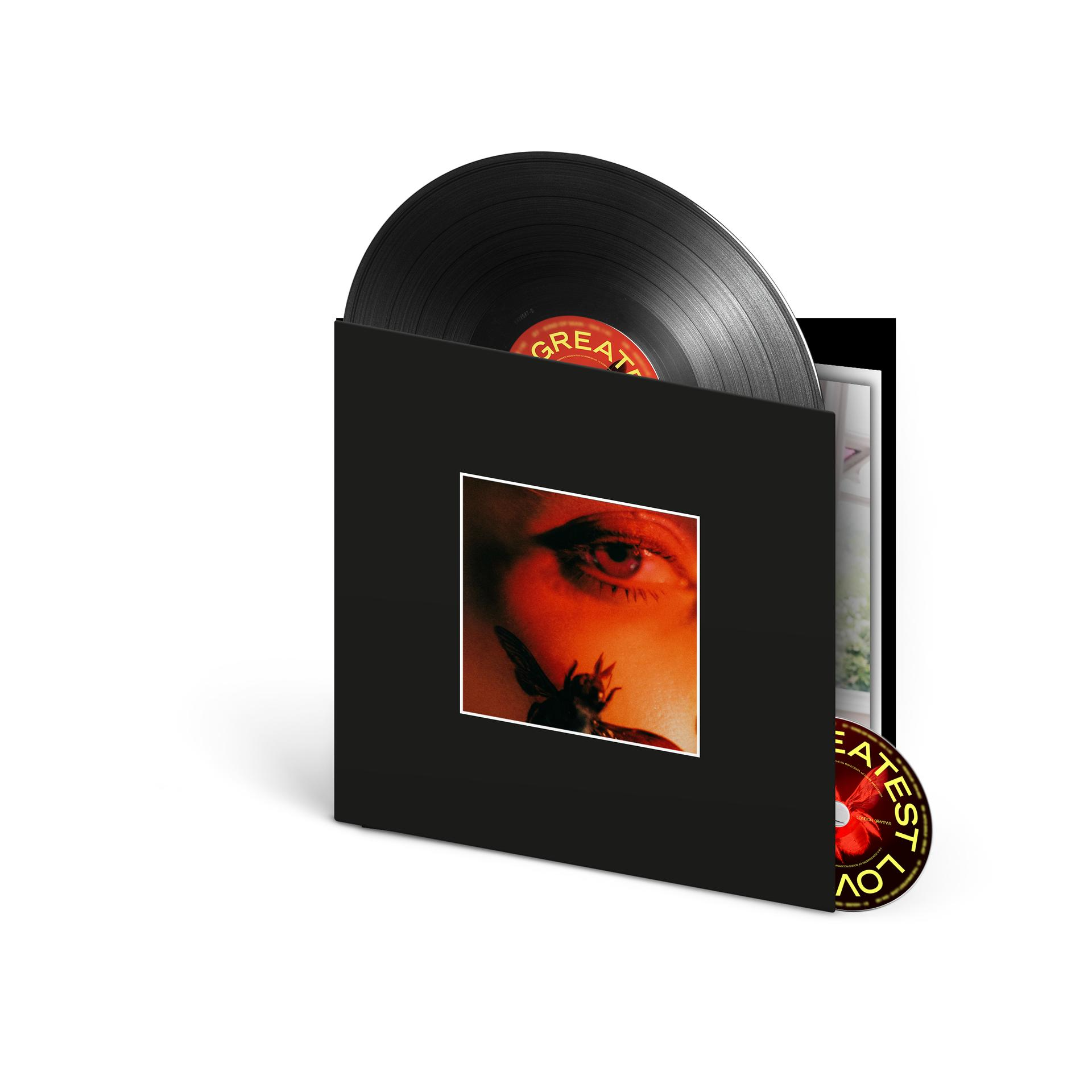 Vinylplatte und CD in einem schwarzen Schallplattenalbumcover mit roten und gelben Details.