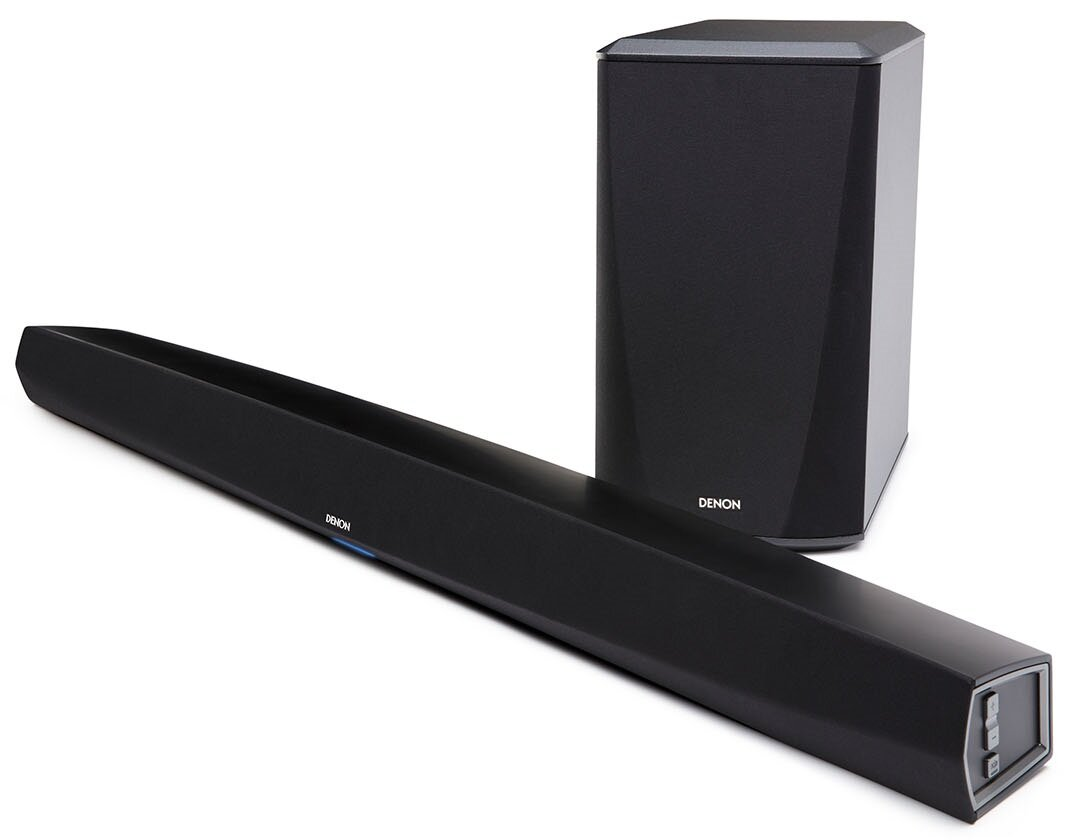 Czarny soundbar i subwoofer Denon na białej powierzchni.