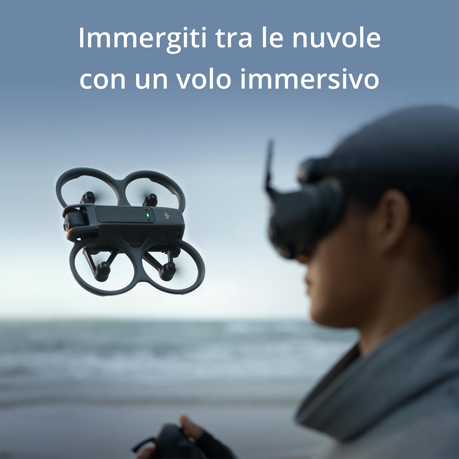 Drone in volo. Persona con visore VR. Mare sullo sfondo.