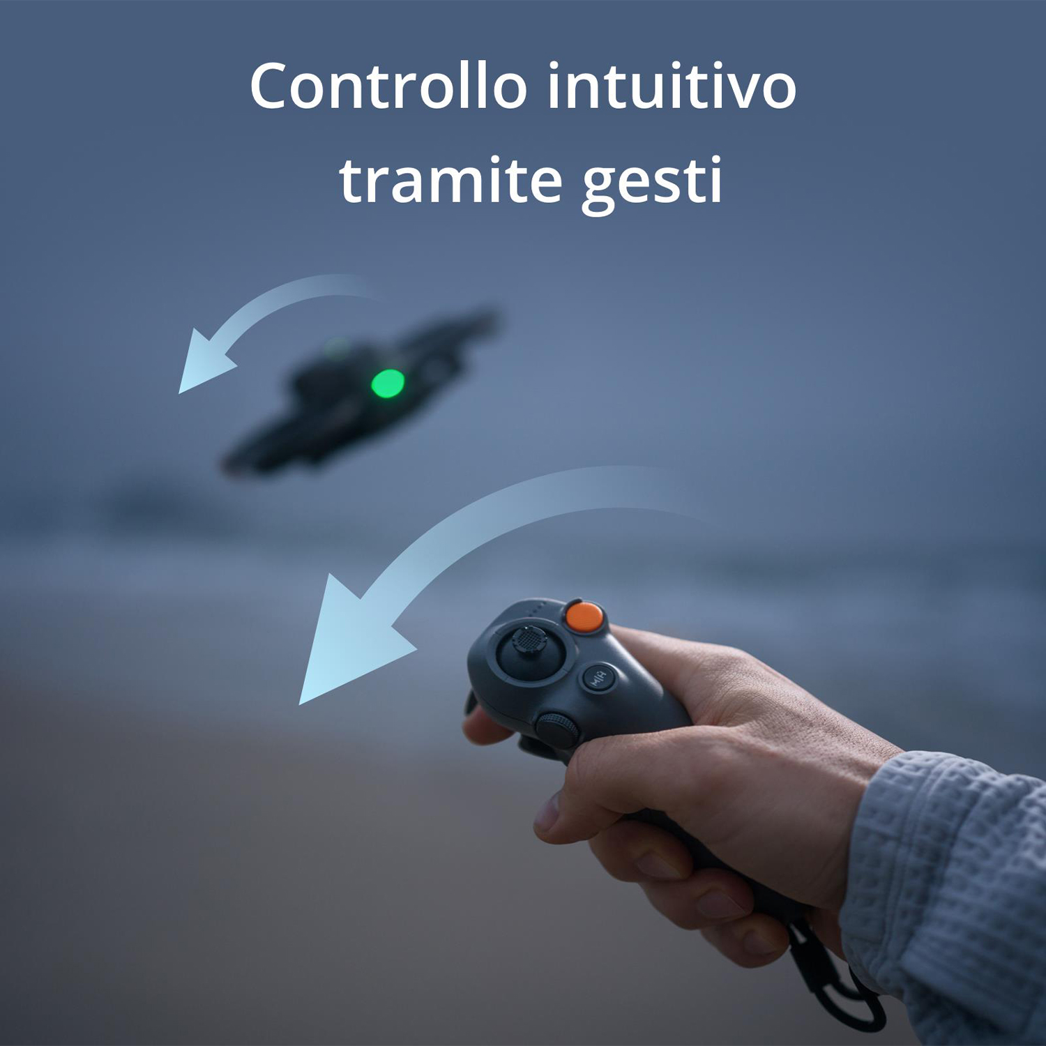 Una mano che tiene un telecomando davanti a uno sfondo sfocato.