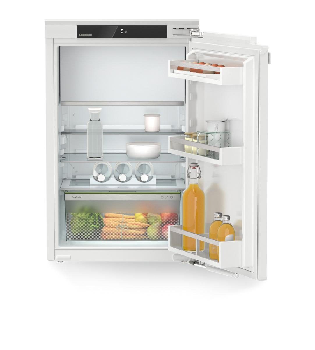 Ein weißer Liebherr-Kühlschrank, Tür offen. Er hat Regale mit Lebensmitteln: Flaschen, Schalen, Gemüse und Obst.