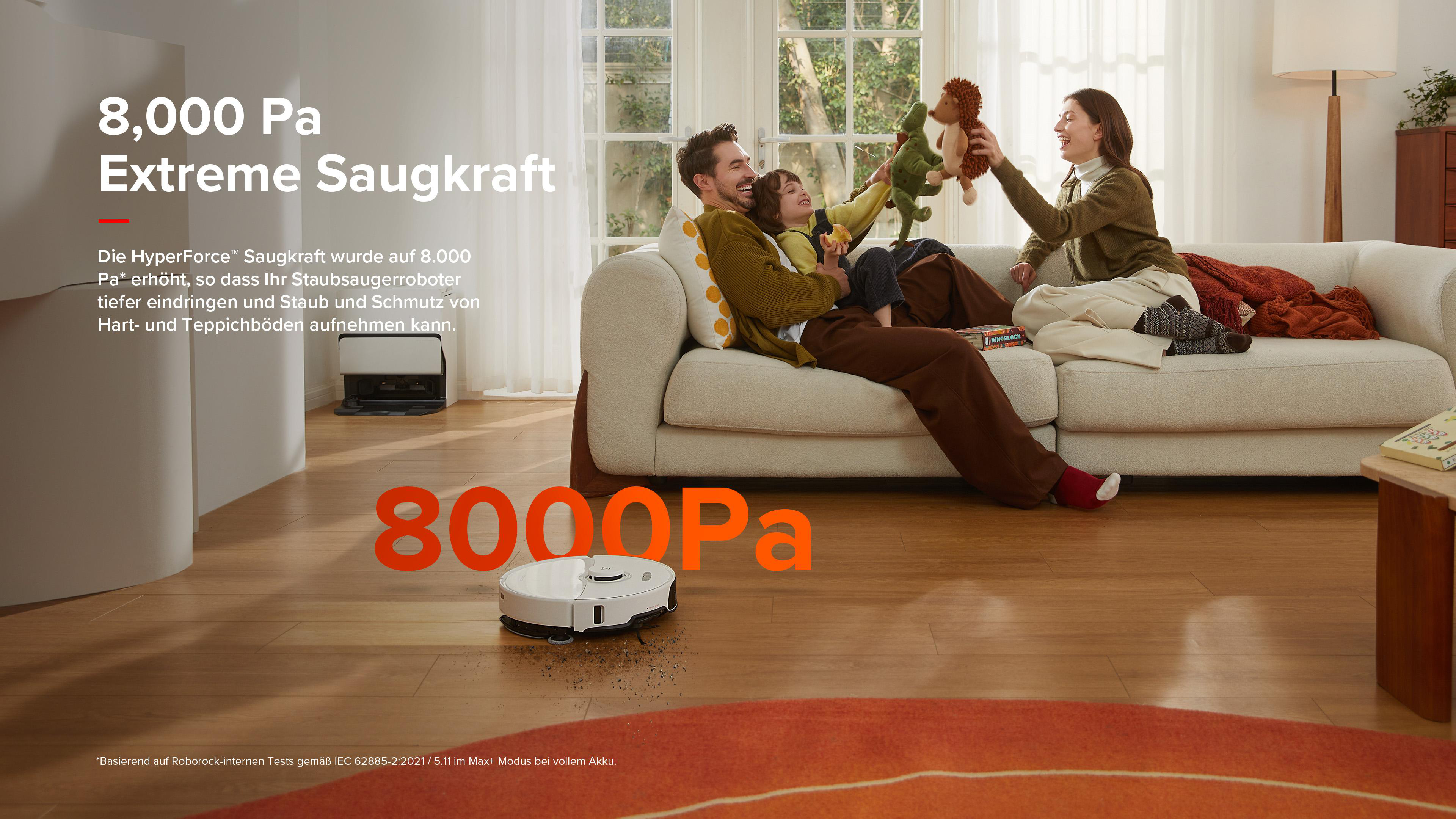 Eine Familie in einem Wohnzimmer, während ein Roboter-Staubsauger den Boden reinigt.