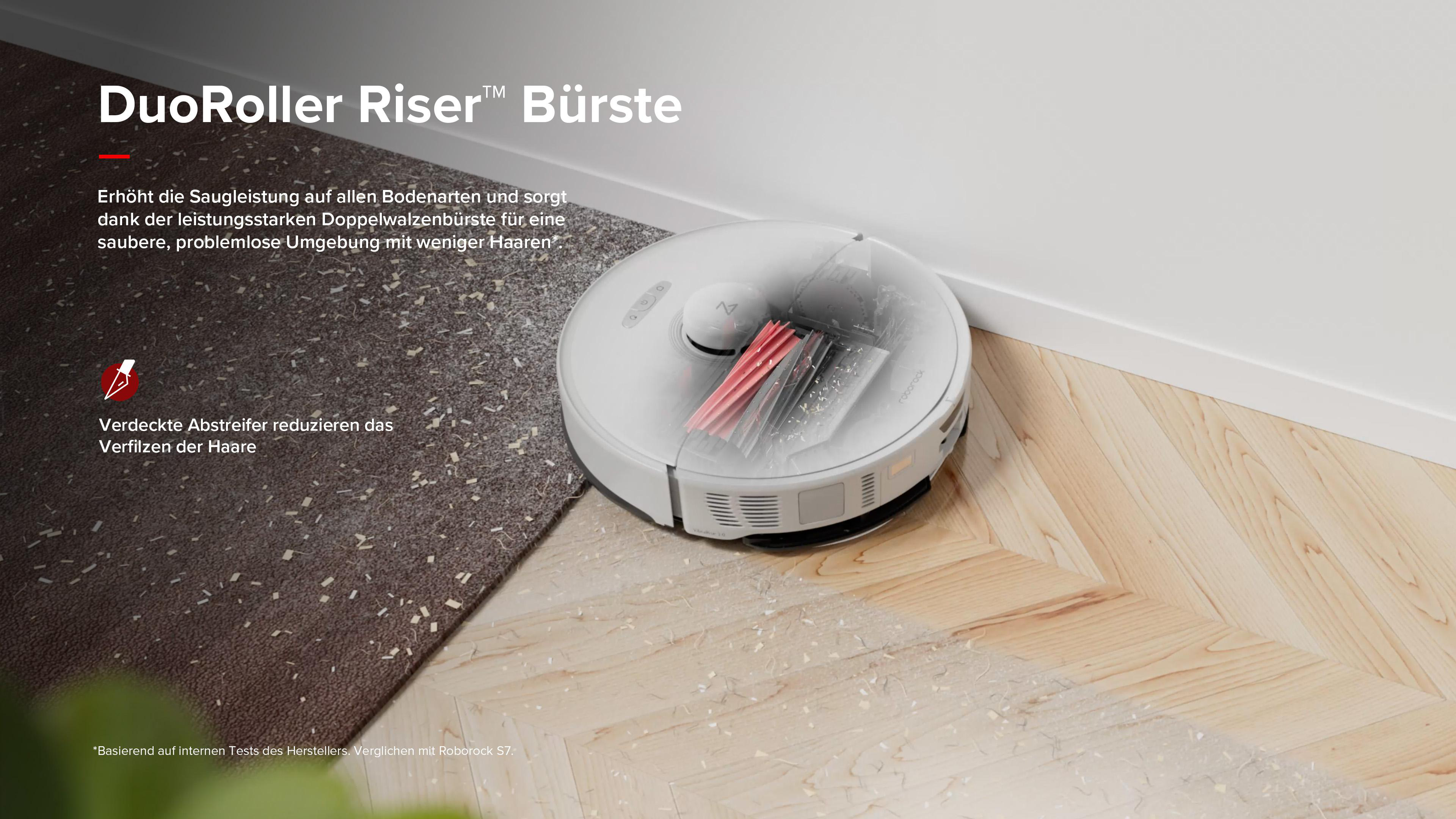 Ein Roboter-Staubsauger auf einem Holzboden, mit geteilter Oberfläche, die unterschiedliche Reinigungsergebnisse zeigt.