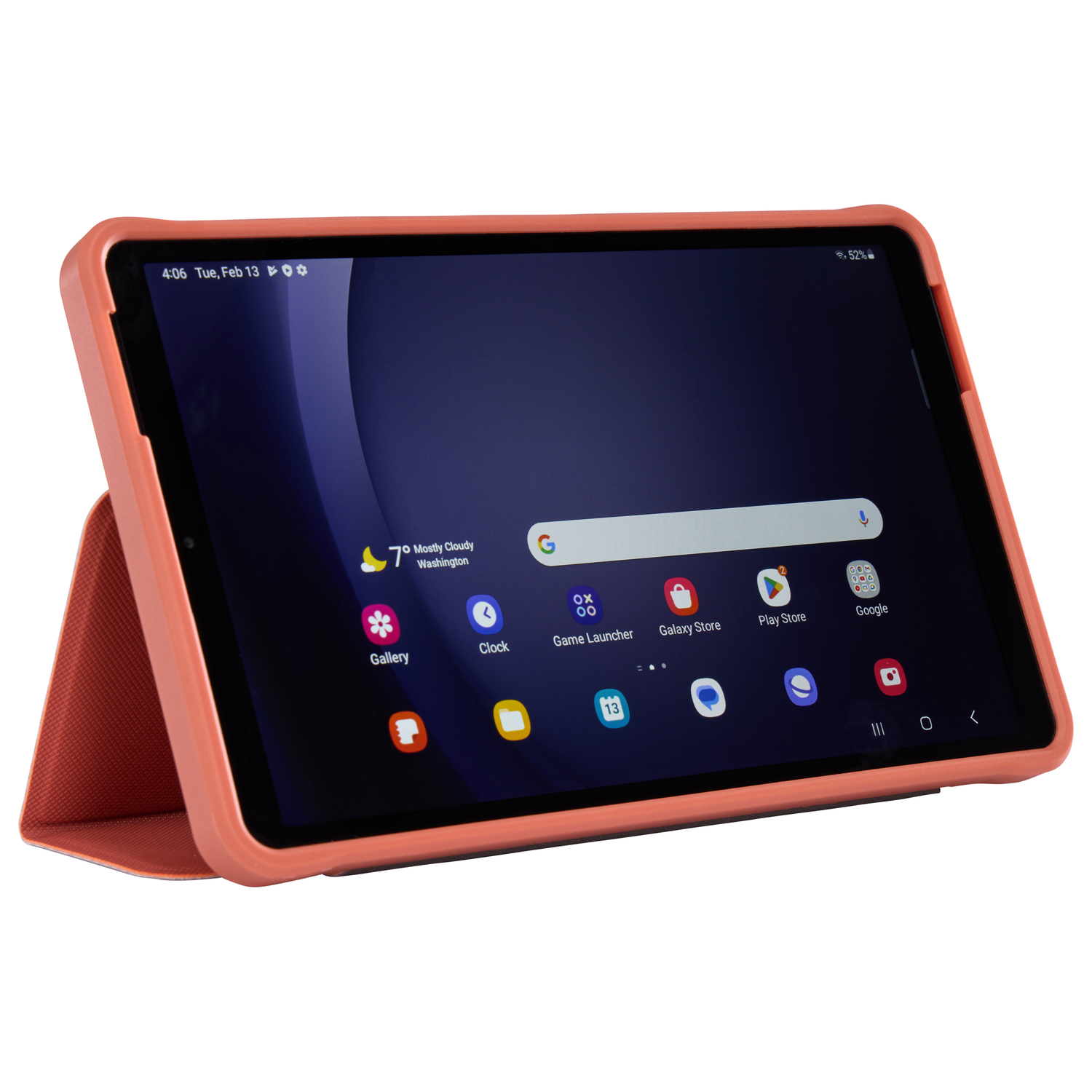 Une tablette dans un étui corail, l'écran affiche des applications et l'heure est visible.