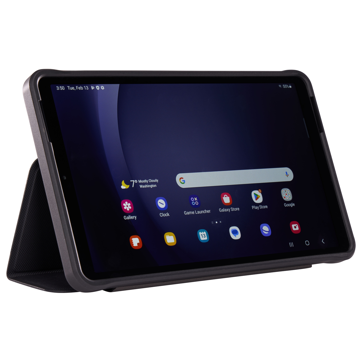 Une tablette avec un étui. L'écran affiche des icônes d'applications et l'heure. Elle est dans un étui sombre.
