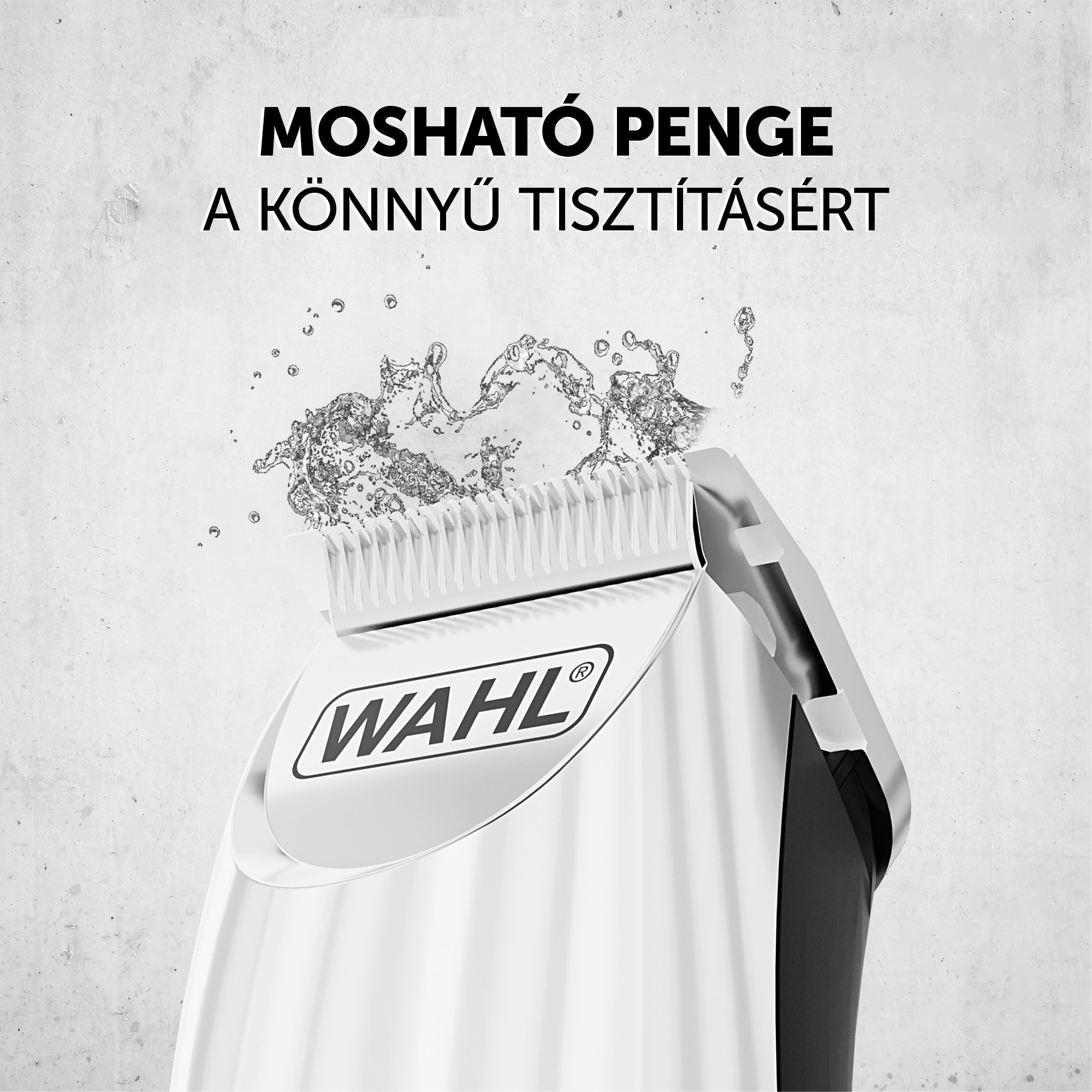 Fehér Wahl trimmelő közelképe, vízzel a pengén, látható Wahl logóval.