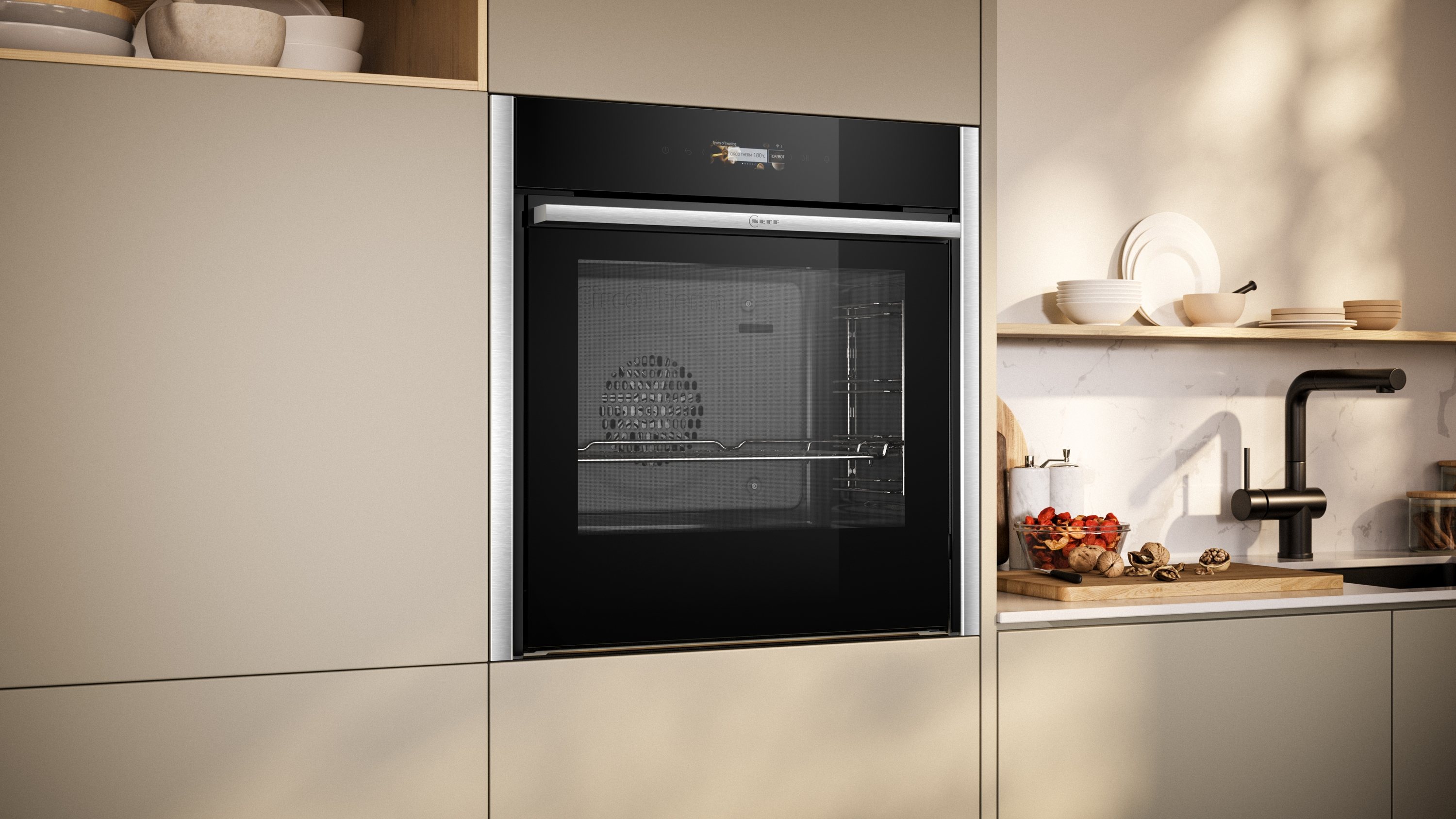 Ein moderner Einbauofen mit Display, in einem Küchenschrank mit Holzregalen und Arbeitsplatte.